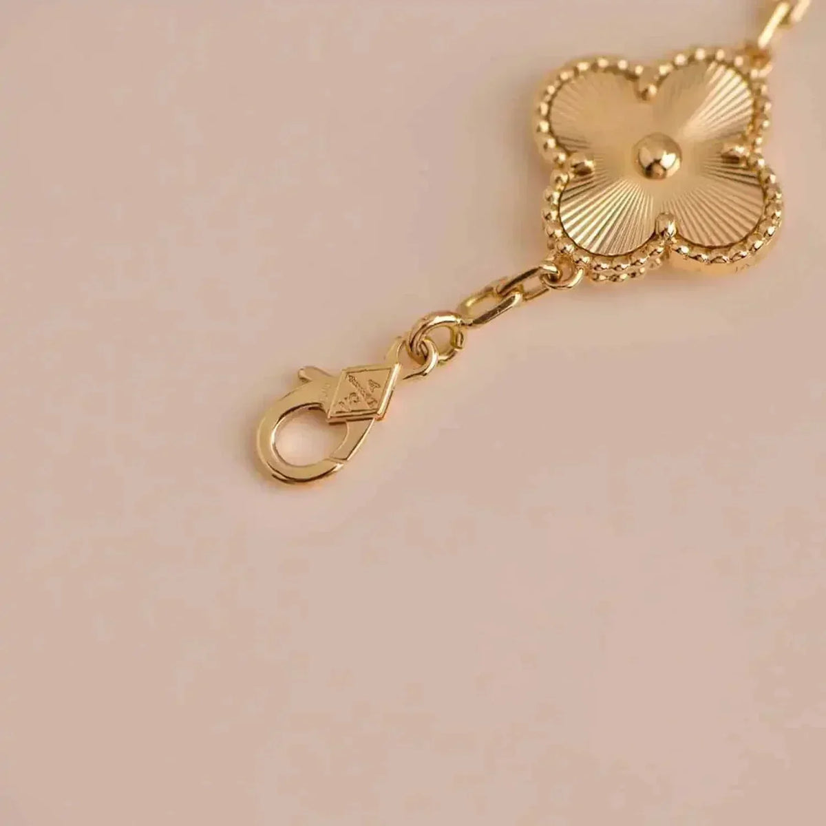 [⭐Mirelle] CLOVER 5 MOTIF LASER BRACELET COLLECTION