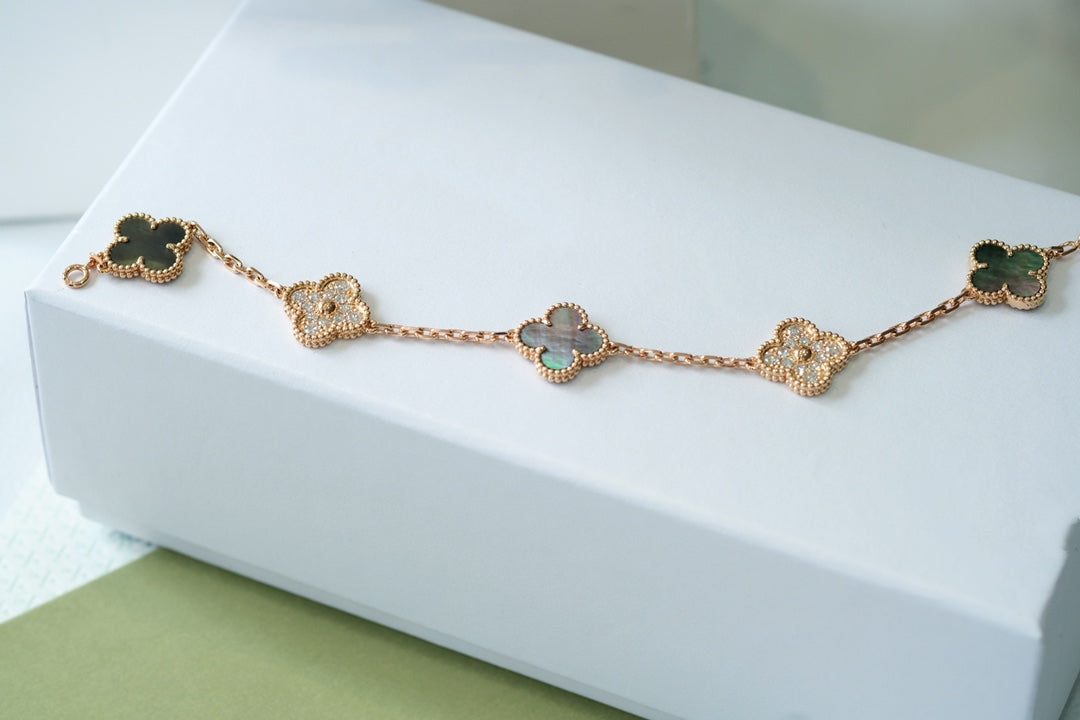 [⭐Mirelle] CLOVER 5 MOTIF GRAY MOP BRACELET COLLECTION