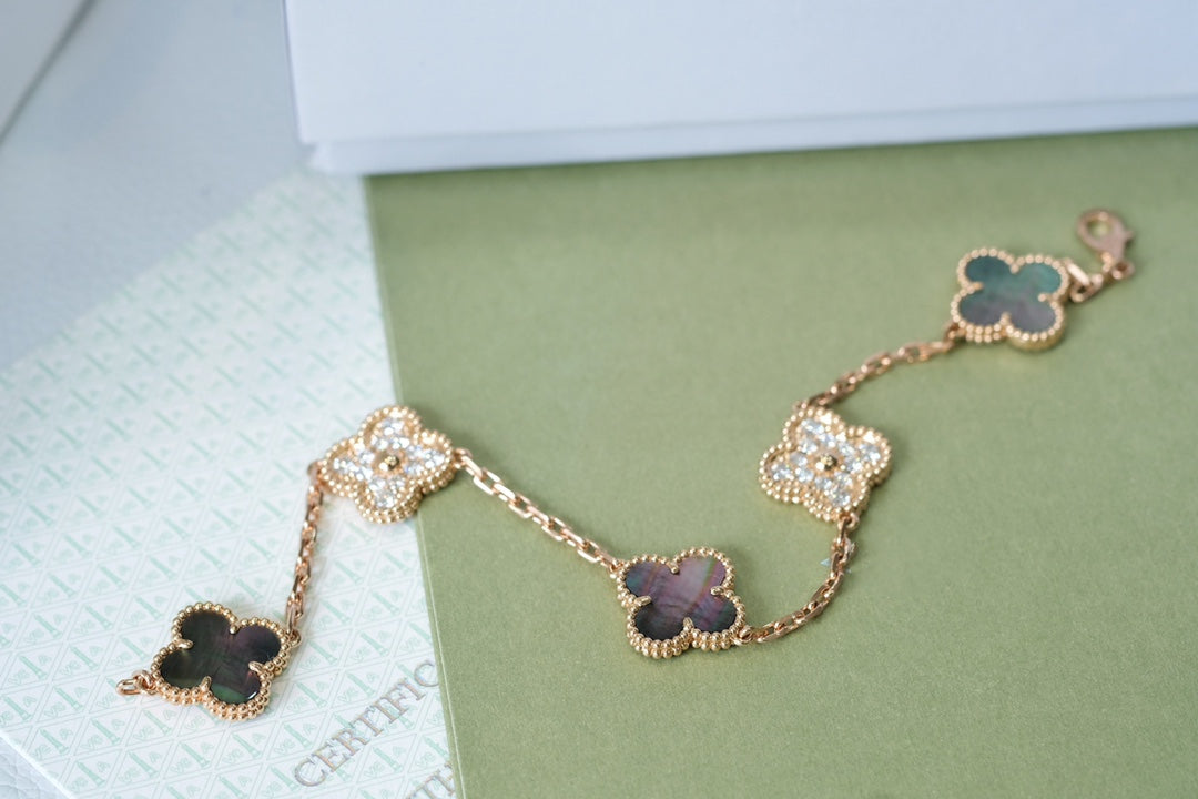 [⭐Mirelle] CLOVER 5 MOTIF GRAY MOP BRACELET COLLECTION