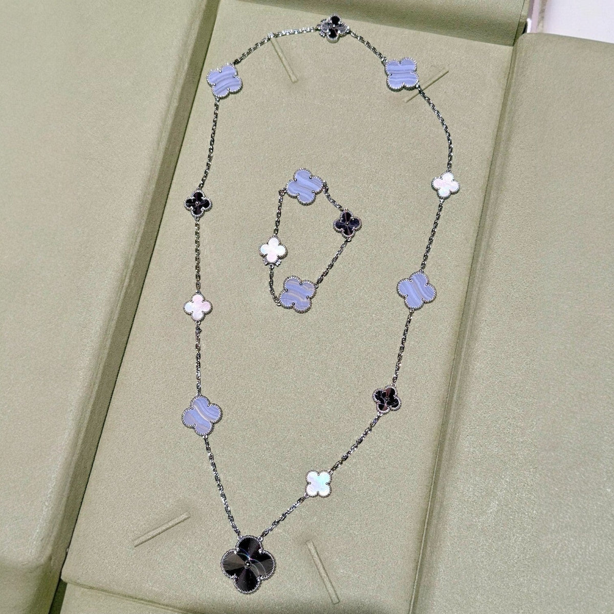 [⭐Mirelle]DETACHABLE CLOVER 15(11+4) FLOWER SILVER NECKLACE SET