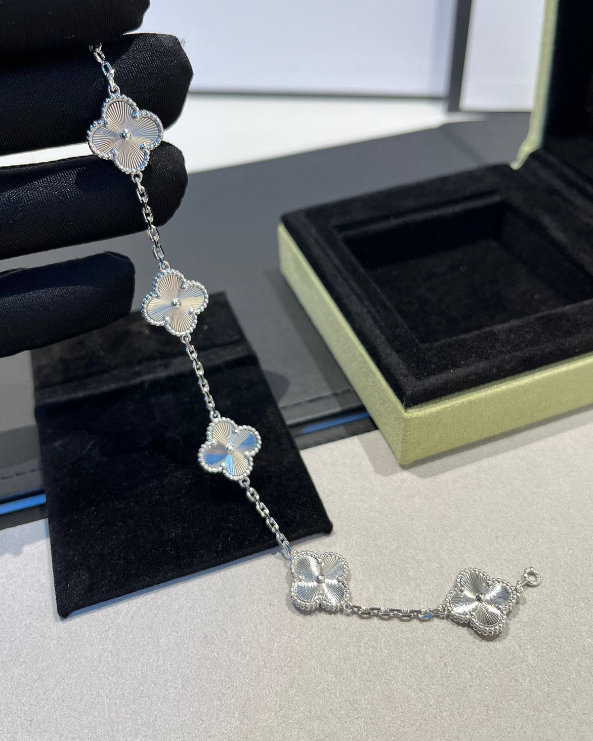 [⭐Mirelle] CLOVER 5 MOTIF LASER BRACELET COLLECTION