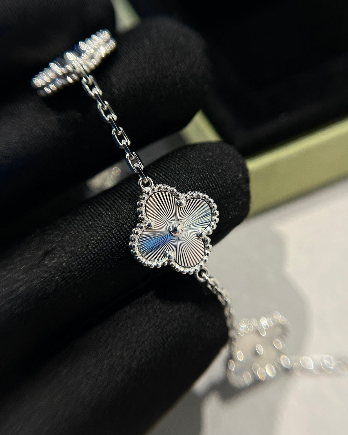 [⭐Mirelle] CLOVER 5 MOTIF LASER BRACELET COLLECTION