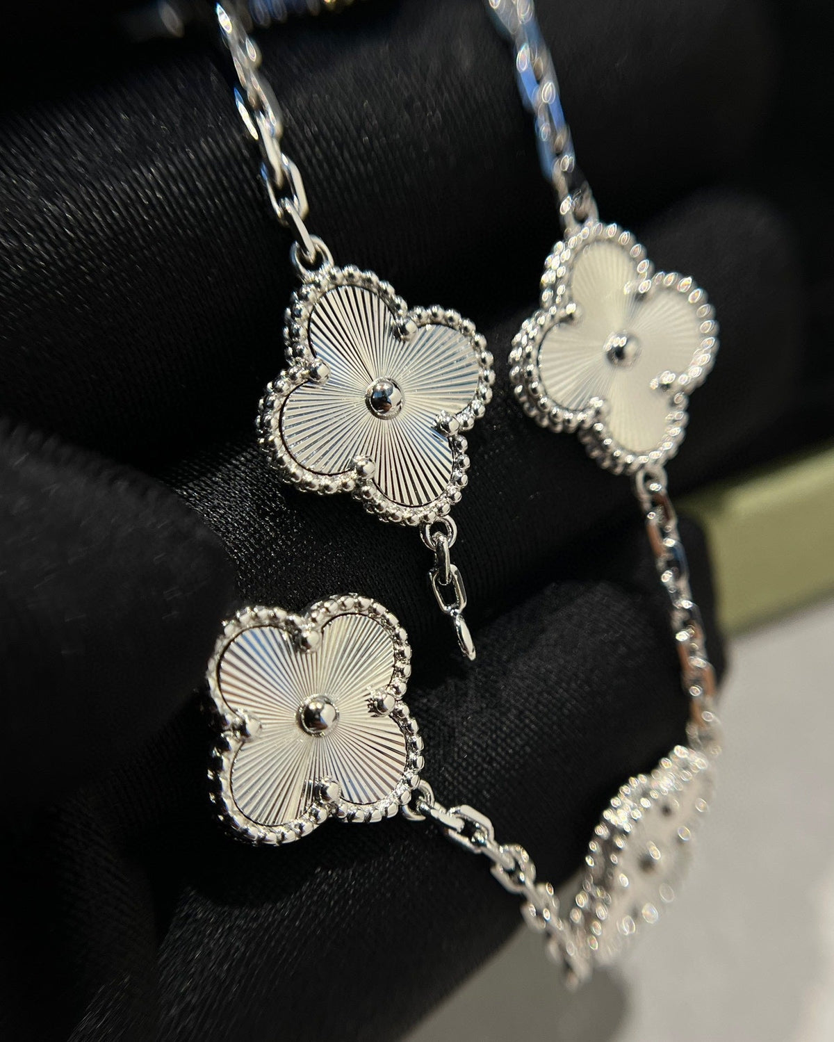 [⭐Mirelle] CLOVER 5 MOTIF LASER BRACELET COLLECTION