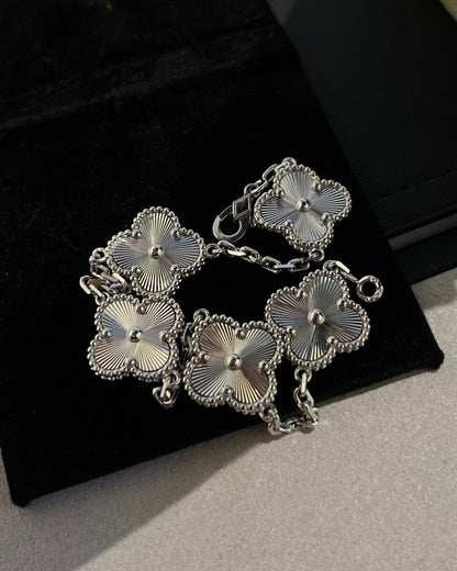 [⭐Mirelle] CLOVER 5 MOTIF LASER BRACELET COLLECTION