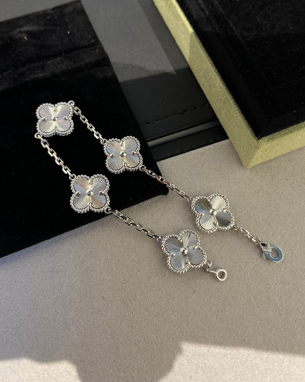[⭐Mirelle] CLOVER 5 MOTIF LASER BRACELET COLLECTION