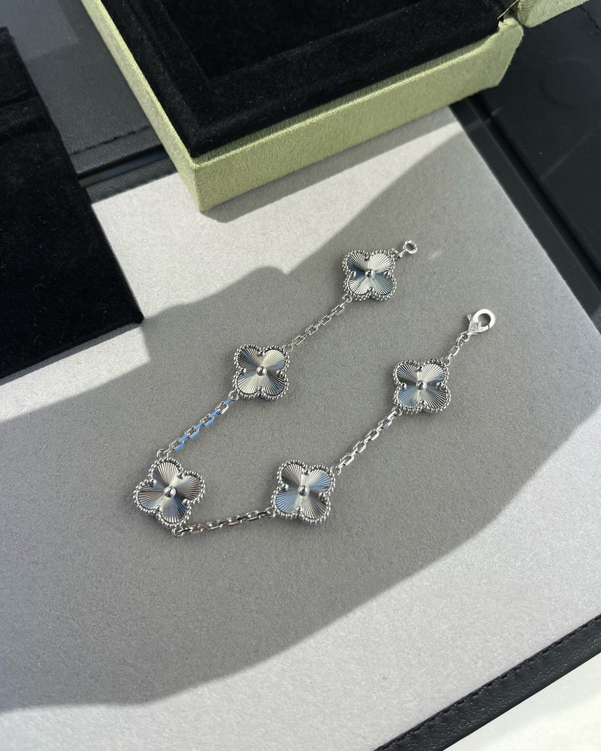 [⭐Mirelle] CLOVER 5 MOTIF LASER BRACELET COLLECTION